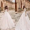 Senaste Designer Ball Gown Wedding Dresses With Sleeve Puffy Lace Plus Storlek Bröllopklänning med Långt tåg Elegant Land Bohemian Button Tillbaka