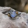 Romad Vintage Moonstone Ring för kvinnor Svart kostym Smycken Guldblomma Finger Ring Kvinnlig smycken Anillos Mujer R4