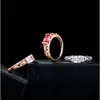 Podwójne Targi Czerwone kryształ obrączki Rose Gold Color / Srebrny Tone Moda Retro Pierścionek zaręczynowy Biżuteria dla kobiet DFR368