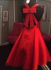 2018 Unique Retour Conception Rouge Robes De Cocktail Une ligne Satin Col En V Arcs Court Club De Bal Robe De Retour Pas Cher Parti Robes De Soirée