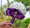 Bouquet da sposa romantico Sposa damigella d'onore con fiori Mani artificiali fresche e dolci che tengono fiori con fiori di schiuma e diamanti