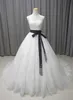 Principessa A-Line Abiti da sposa Innamorato senza maniche Appliques in pizzo Tulle Abiti da sposa con strascico a ruota Cristalli di perline Fusciacca blu scuro