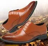 2018 Homens De Luxo Oxfords Sapatos Estilo Britânico Esculpido Sapato De Couro Genuíno Brown Sapatos Brogue Lace-Up Bullock Flats dos homens de Negócios