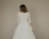A-Line Lace Modest Bröllopsklänningar med 3/4 Ärmar V Neck Knappar Tillbaka Beaded Belt Country Modest Bridal Gowns Ny ankomst
