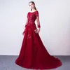 Robes de soirée magnifiques rouge foncé manches trois-quarts fermeture éclair dos balayage train plis tulle applique florale avec robe de soirée perles