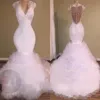 New White Sexy V Neck Prom Klänningar Mermaid 2018 Lace Appliques Beaded Crystal Backless Sweep Train Tulle Puffy Tiered Prom Evening Gowns