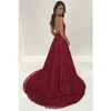 Burgundy Backless Prom Klänningar Deep V Neck En Line Side Split Evening Gowns Vestidos De Fiesta Sweep Train Formell Klänning