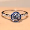 Gloednieuwe Sprankelende Luxe Sieraden Pure 100% 925 Sterling Zilver Ronde Topaz Blue Sapphire CZ Diamond Women Pave Wedding Band Ring Gift