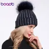 [boapt] الراين الماس الكلاسيكية محبوك skullies بيني ريال الراكون الفراء pompom قبعة الشتاء الإناث قبعات للنساء قبعة D18110102