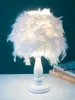 Kvalitet 110v220v Whitepink Feather Lampshade Wood Base Night Lights Lamp Decoration bordslampor sovrum bredvid belysning3506063