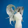 Il nuovo arrivo personalizza le ali d'angelo dorate di grandi dimensioni per adulti di alta qualità, bellissime ali morbide da fata per oggetti di scena per spettacoli teatrali