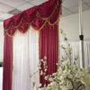 Vit is silke bakgrund gardin 10ft x 10ft och vin röd swag draperier med guld tofsar för bröllopsfödelsedagsfest dekoration