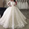2019 Ny Puffy Ball Gown Bröllopsklänningar Av Axel Illusion Fullständiga Ärmar Lace Appliques Golvlängd Organza Plus Storlek Formell Bridal Gown
