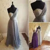 Abiti da damigella monospalla grigio argento Abiti da damigella d'onore in chiffon plissettato con perline di cristallo Lunghezza del pavimento Abiti da sposa viola fluidi damigella d'onore