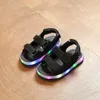 2018 NUOVE scarpe estive a led per bambini Sandali per bambini Ragazzi Ragazze Moda Sandali illuminati Bambini Scarpe luminose per bambini