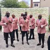ほこりのピンクの結婚式のタキシードメンズビジネススーツジャケット+パンツグルーマンスーツ春2019結婚式のスーツ習慣のプロムパーティーカップルの日