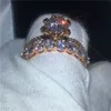 Klasyczne miłośnicy kwiatów Pierścień 3CT Clear 5a Cyrron CZ Rose Gold wypełnione 925 Srebrne Pierścienie ślubne Zestaw dla kobiet Mężczyzn Jewelry3103