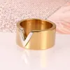 Fashion V Shape Rings de aço inoxidável para mulheres Presente de casamento Alta cor de ouro polido Rings Tamanho feminino 6 a 10286W