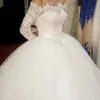 Puffy Long Sleeve Bröllopsklänningar Bollklänning Båt Neck Lace Bride Dress Vestido de Noiva Manga Longa Church Gowns QC1098