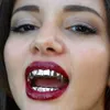 Hip Hop 18k Gold plattiert Vampire Zähne oben und unterer Grillz Ihre Zähne für Männer Frauen Halloween Clown Party Geschenke271J