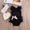 Nyfödda babyflickor bodysuits mode broderade spetsar min lilla svarta klänning bokstäver spädbarn baby bodysuit rompers a088802118