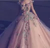 2018 Beaded Flowers Ball Gown Arabiska Aftonklänningar Fullständig längd Off-Shoulder Formell Party Gown 3D Floral Appliqued Tulle Evening Prom Crows