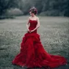 Nowy Długie Vestidos Gorgeous Red Mermaid Court Train Suknia Ślubna Organza Ruffles Sweetheart Bez Rękawów Suknie ślubne