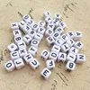 Vente directe d'usine 550 PCS/lot mélangé A-Z 10*10 MM blanc avec impression noire en plastique acrylique carré Cube Alphabet lettre perles