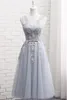 Élégant gris clair mère de la mariée robes longueur de thé plis tulle avec appliques scoop dentelle dos ouvert avec fermeture à glissière à lacets