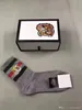 Herren-Designer-Socken mit Tiger-Stickerei, 2 weiß + 1 schwarz + 1 grau, mit Originalverpackung, gestreifter Jacquard, Unisex-Sportsocken aus Baumwolle, 4 Paar/Karton