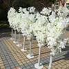 1.5mの高さの白い人工桜の花の木のローマのコラムロードの結婚式のモールが開かれた小道具のためのリード