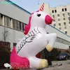 Unicornio inflable noble de 5 m, unicornios blancos puros al aire libre mostrados para el parque