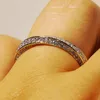 かわいいビクトリアウィックラグジュアリージュエリー925スターリングシルバーコルツバンドPave White Sapphire CZ Diamond Women Wedding Party Rings for Lov234g