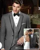 Top Design Groom Tuxedos Grå Peak Lapel Groomsmen Bästa Man kostym Bröllop Mens Passar (Jacka + Byxor + Vest + Slips) J396