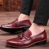 M-anxiu män skor mode läder docasual flat tofsar slip-on chaufför klänning loafers pekade tå moccasin bröllopsskor