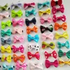 100 UNIDS / lote Todo hecho a mano mezcla de colores pequeños arcos Perro Cachorro gato Mascota Arco Horquillas Pinzas para el cabello Pasador de aseo Ropa accessor236i