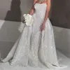 Abito da sposa a sirena con paillettes bianco con gonna oversize 2018 Abito da sposa senza maniche sexy senza spalline lucido Splendido abito da sposa in Arabia Saudita