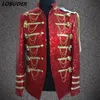 Hommes Court Veste Chanteur Danseur Paillettes Chaînes En Métal Uniforme Militaire Homme Col Montant Stade Blazer Prom Party Brillant Manteau Bar Star Concert Discothèque Costumes