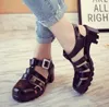 Nya berömda kvinnors platta sandaler billiga kvinnor casual skor kvinnliga sommarstrand toppkvalitet läder tofflor