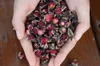 Duftende natürliche tiefrote Rosenknospen Rosenblätter Bio-getrocknete Goldrand-Rosenblüten im Großhandel, kulinarische Lebensmittelqualität