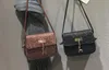 新しい到着最高品質ショルダーバッグファッションブランド女性チェーンタッセルソリッドハンドバッグPUレザーフラップトートクロスボディバッグ