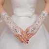 2018 Guanti da sposa da sposa in pizzo corto Guanti da sposa Cristalli con perline Accessori da sposa Guanti in pizzo per spose senza dita sotto la lunghezza del gomito