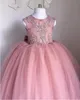 Rosa blommaflickor klänningar Sheer Jewel Neck Ärmlös Lace Appliques Tulle Girl Pageant Kappor Födelsedag Klänningar med Big Bow