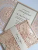 Faire-part de mariage Blush Doily, invitations de fête de mariage à paillettes roses découpées avec bande ventrale, invitations de fiançailles à impression gratuite