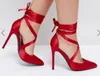 2018 Neuankömmling Damen High Heels rote Satin-Riband-Pumps mit dünnem Absatz, Party-Schuhe, Knöchelriemen-Pumps, spitze Zehen-Schnürschuhe