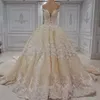 Helles Champagner-langes Hochzeitskleid, schulterfrei, Perlen-Applikation, handgefertigte Blumen, Brautkleider, erstaunliche Dubai-Ballkleid-Hochzeitskleider