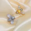 Nowa moda mężczyźni Kobiety garnituwki Brawoch Pin Yellowwhite Gold Gold Cz Bee Bról dla mężczyzn Kobiety na imprezę NL6253852805