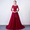 Wspaniałe suknie wieczorowe ciemnoczerwone trzy czwarte rękawy zamek błyskawiczny z powrotem z powrotem zamiatanie pociągu tiul kwiatowy aplikacja z koralików suknia wieczorowa