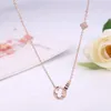 Collana da donna con ciondolo a doppio anello in oro rosa tutto abbinato Collana con ciondolo a forma di ciondolo con motivo a quattro foglie fortunato