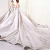 Abito da sposa cappella di lusso scollo a V maniche lunghe in pizzo applicazioni floreali abiti da sposa treno cattedrale di cristallo su misura